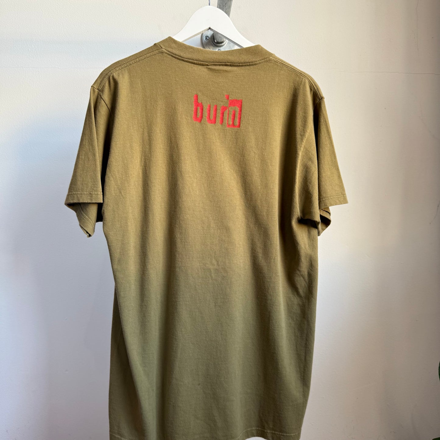 curve ‘chinese burn’ promotional tee - l