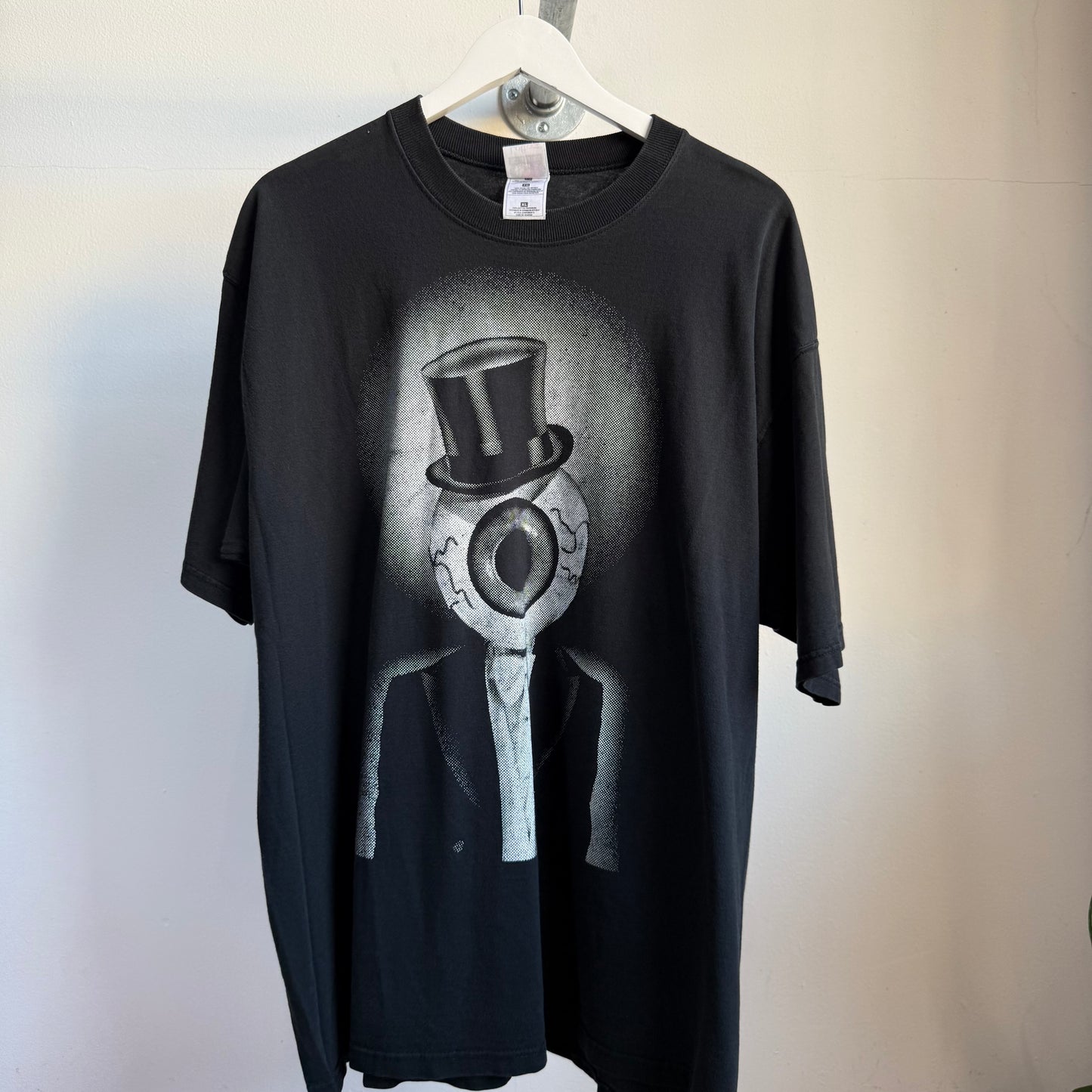 the residents ‘eyeball’ tee - xl