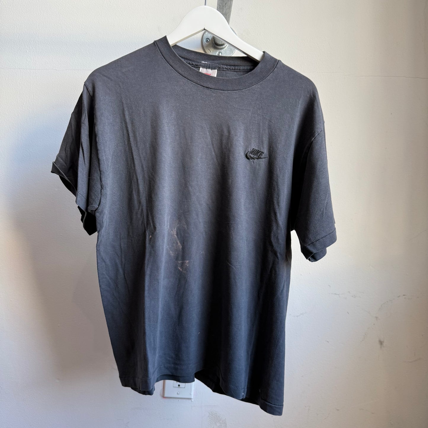 nike tonal embroidered logo tee - m