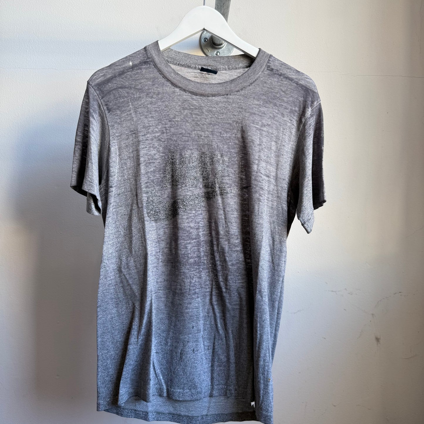 nike distressed swoosh logo tee - m