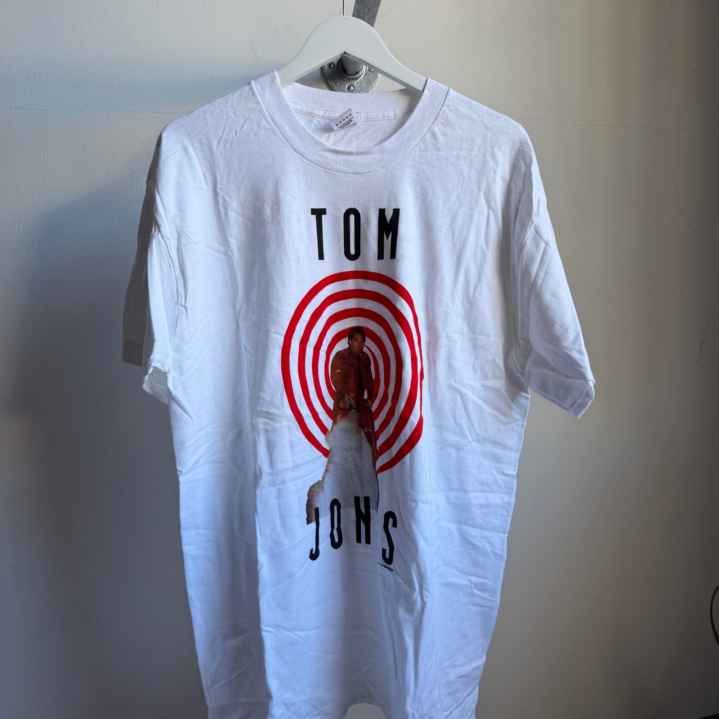 tom jones 'the lead and how to swing it' tee - xl